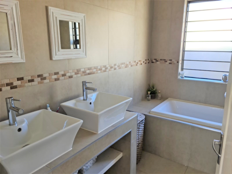 To Let 3 Bedroom Property for Rent in Parklands Western Cape